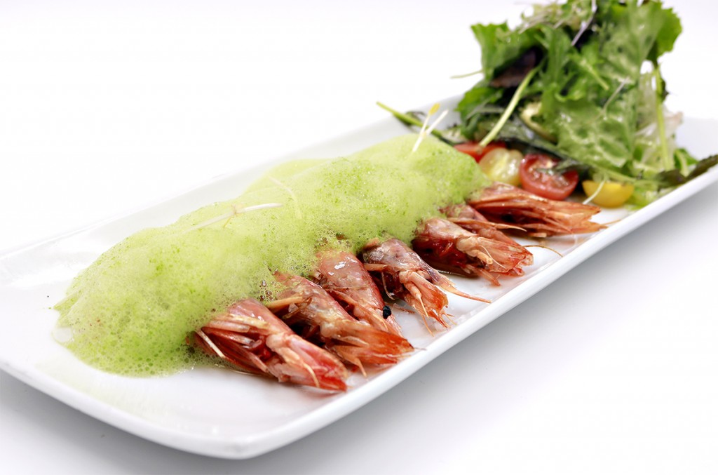 Gambas de Sóller con brotes de lechugas y emulsión de ajo y perejil