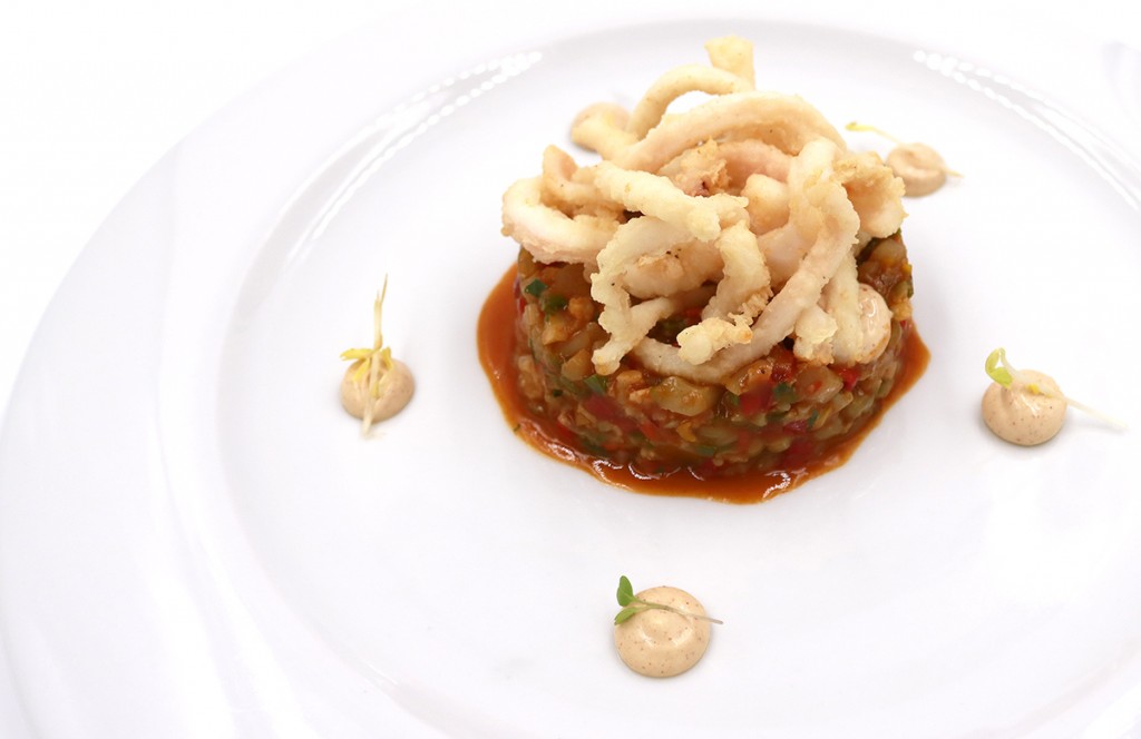 Salteado de calamar y verduritas de nuestra huerta y emulsión de ajo tostado