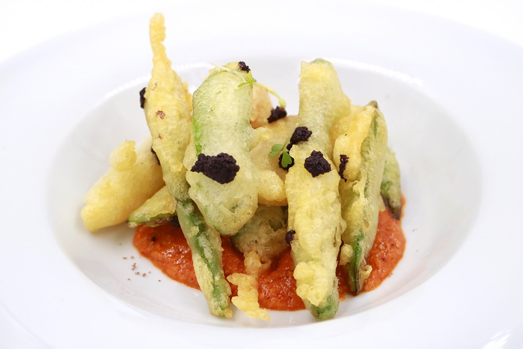 Tempura de verduritas de nuestra huerta con tapenade de aceituna de Sóller y romescu